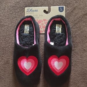 NWT DLuxe BY DEARFOAMS Slippers with Pink Heart Design